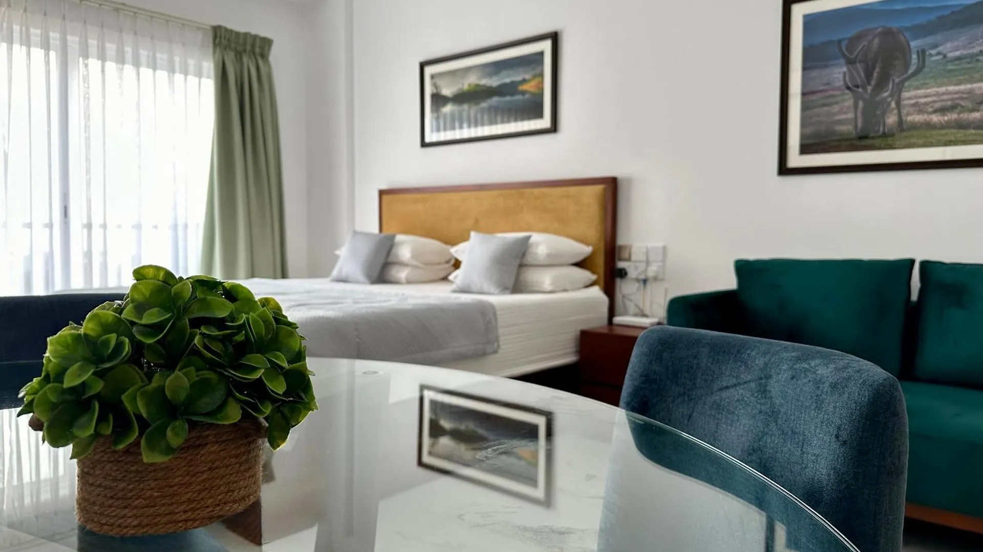 Ocean Breeze Hotel Residencies Britlanka Apartments Negombo