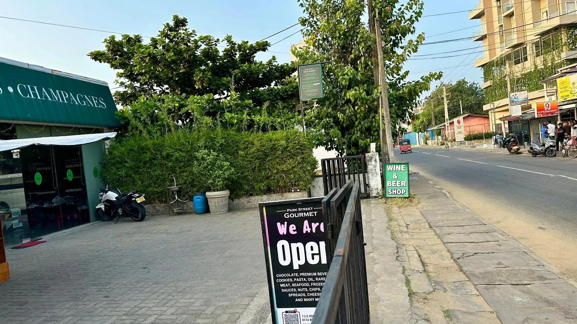 Ocean Breeze Hotel Residencies Britlanka Apartments Negombo